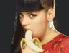 Lily Allen isst eine Banane