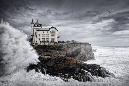 Ein Schloß auf einem Felsen, fast mitten im Meer nahe Biaritz in Frankreich.