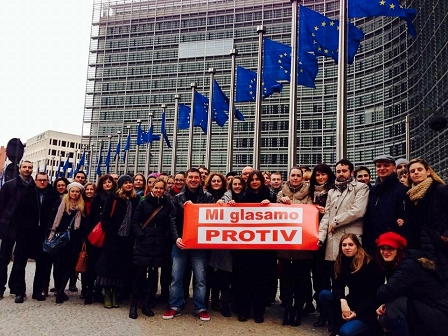 © Glasam Protiv Menschen demonstrieren vor der EU für Gleichberechtigung