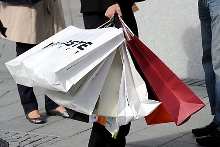 © apa Lady with many shopping bags