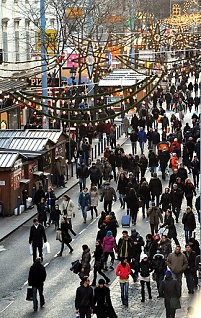 © APA Hardcore Christmas shopping on Vienna's Mariahilferstrasse.