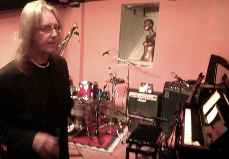 John auf der Bühne des Servant Jazz Quarters