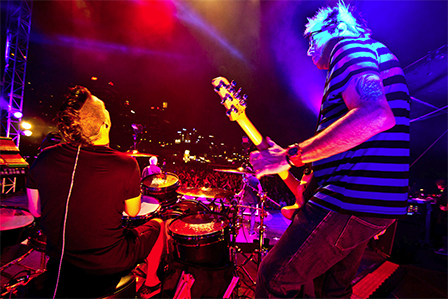 The Offspring in Sydney: Drummer und Gitarrist von hinten fotografiert, mit Blick aufs Publikum.