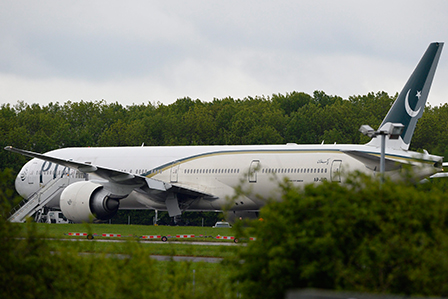 Ein Flugzeug der Pakistan International Airline nach der Notlandung in London