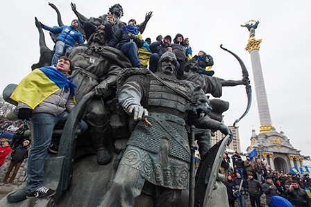 Demonstranten klettern auf Statue