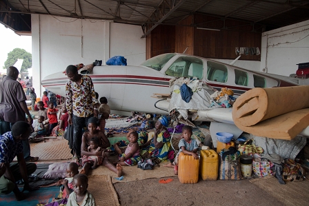 Vertriebene suchen Unterschlupf in einem Hangar neben dem Flughafen in Bangui. Heftige Regenfälle jede Nacht erschweren die ohnehin desaströsen Lebensumstände.