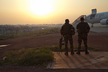 Französische Truppen überwachen den Flughafen in Bangui, CAR. Rund 30.000 Menschen suchen neben der Rollbahn Zuflucht. Am Freitag landete ein Cargoflugzeug der UN mit knapp 800 Tonnen Hilfsgüter.