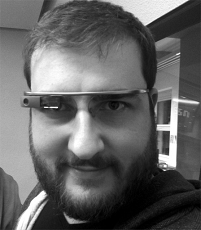 Alex Wagner von FM4 trägt eine Google Glass-Brille.