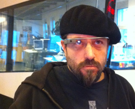 Dave Dempsey von FM4 trägt eine Google Glass-Brille.