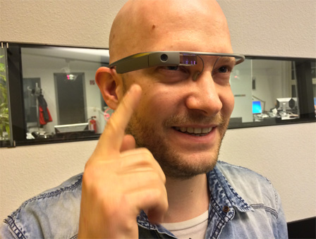 Robert Glashüttner von FM4 trägt eine Google Glass-Brille.