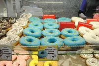 Euro-Donuts: Mit blauer Glasur und gelben Sternchen dekoriert