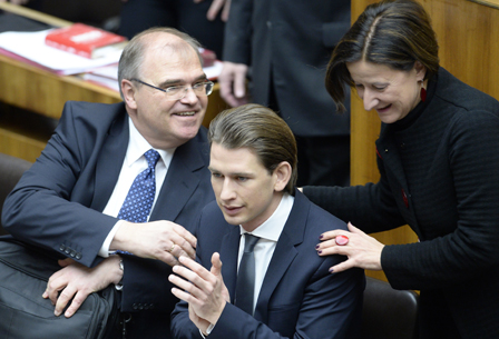 Brandstetter (Minister für Justiz/ÖVP), Kurz (Minister für Äußeres, Integration/ÖVP) und Mikl-Leitner (Ministerin für Inneres/ÖVP) während der ersten Nationalratssitzung der neuen Regierung