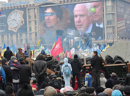 John McCain spricht vor den Demonstrierenden am Maidan