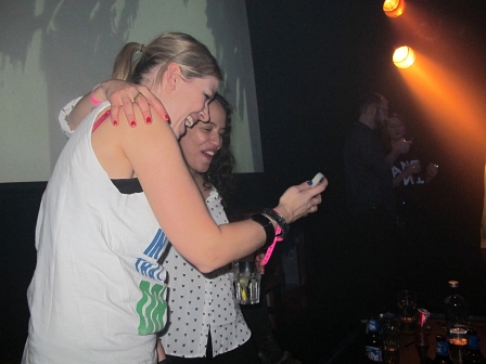 Lisa Stadler von Etepetete und Joyce Muniz schauen sich erfreut Schnappschuss auf Smartphone an