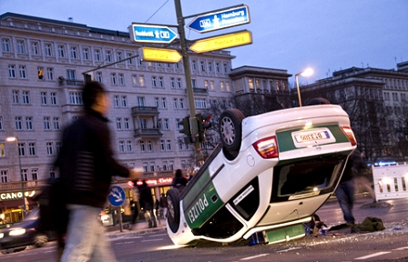 © CC Installation eines verkehrten Polizeiautos auf einer Demo