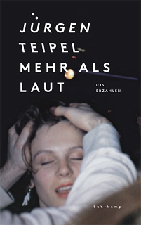 © Suhrkamp Verlag / Wolfgang Tillmans Buchcover mit Fotografie von Wolfgang Tillmans. Mit Blitzlicht aufgenommen. Frau mit geschlossenen Augen, halb geöffnetem Mund und Ohrring wird der Kopf von zwei Männerhänden umschlossen.