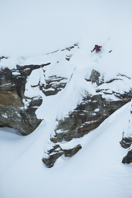 Skifahrer springt über Klippen