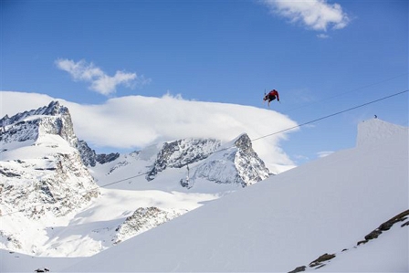 Freeskier sprint über Schanze