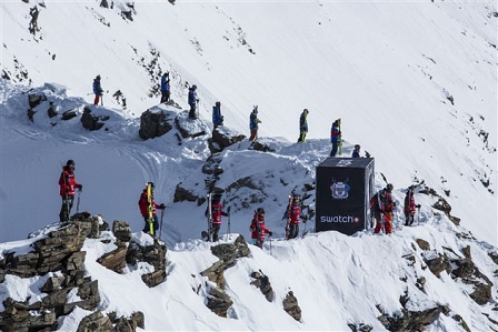 Freeskier auf einem Berggrat