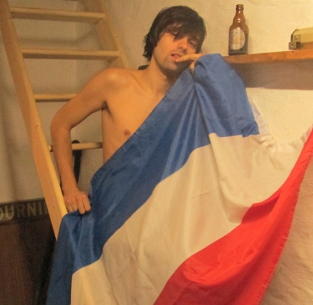 © Sex Jams Sex Jams oben ohne in der niederländischen Flagge gehüllt.