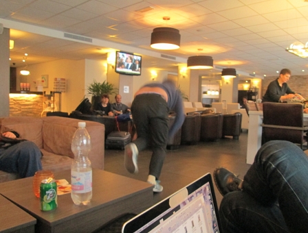 © Sex Jams Ein beherzter Bowlingwurf in einer Hotellobby.