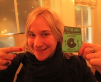 © Sex Jams Sängerin Katie posed mit einem Restaurantsticker.