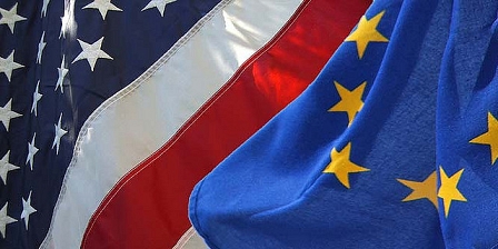 Eine US-amerikanische und eine EU-Flagge, angeschnitten, nebeneinander.