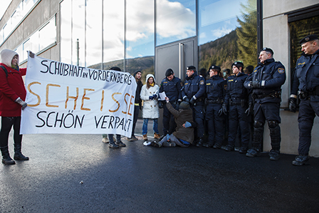 © APA/ERWIN SCHERIAU Proteste bei der Eröffnung des Schubhaftzentrums Vordernberg