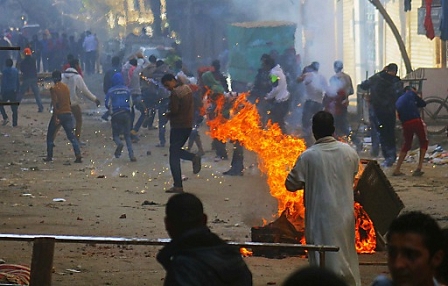  Egyptians supporters of the Muslim Brotherhood clash with local residents and security forces in Giza, near Cairo, Egypt, 24 January 2014