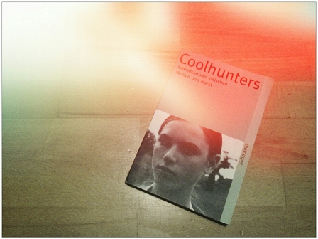 Das Buch "Coolhunters" liegt am Boden.