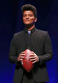 Sänger Bruno Mars mit Football