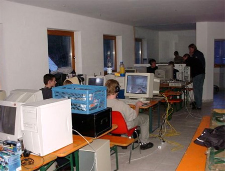 Tische, Computer und Bildschirme bei einer LAN-Party im Jahr 2000.