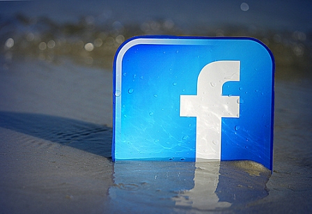 Facebook Logo versinkt im Sand