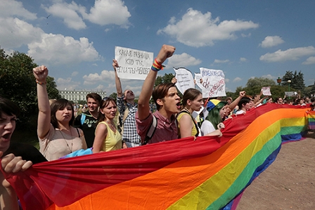 Menschen mit einer Regenbogenfahne