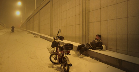 Liao Fan, Motorrad, Schnee, Mauer