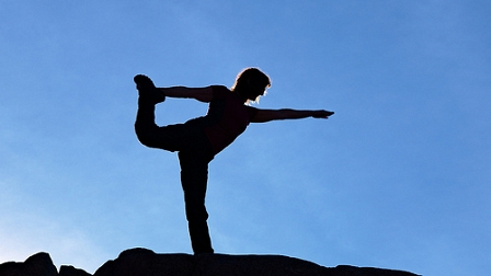 Silhouette eines Mannes in Yogaposition