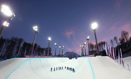 Halfpipe in Sotschi mit Pistenarbeitern