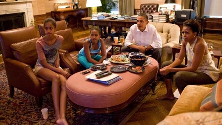 Obama und Familie sehen fern