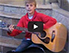 Ein Videostill von einem sehr kleinen Justin Bieber mit Gitarre