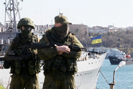 Bewaffnete Männer im Hafen von Sevastopol