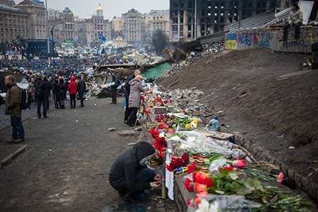 Blumen und Kerzen für die Getöteten am Maidan