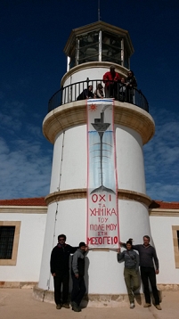 Ein Transparent hängt auf einem Leuchtturm