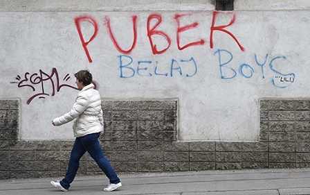 Graffiti "Puber" an einer Hauswand