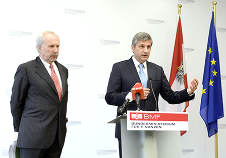 Der Leiter der Hypo-Taskforce, Ewald Nowotny (l.) und BM Michael Spindelegger 