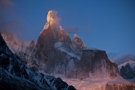 Die Granitnadel des Cerro-Torre im Morgenlicht