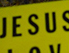 Gelbes Schild, auf dem "Jesus" steht.