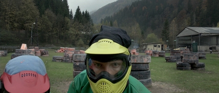 Filmstill aus "Und in der Mitte, da sind wir": Burschen spielen Paintball.