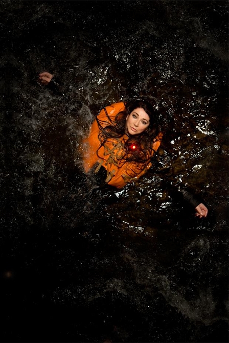 Kate Bush in Schwimmweste