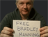 Julian Assange hält Taferl: "Free Bradley Manning"