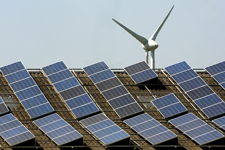 Photovoltaik-Anlage auf den Dächern, um Sonnenenergie / Solarstrom zu erzeugen